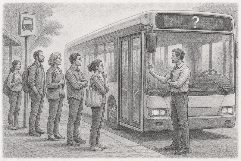 Bleistiftzeichnung: Eine Reihe wartender Menschen an einer Bushaltestelle, davor ein Bus mit Fragezeichen statt Ziel im Display, der Fahrer hält die Hand abwehrend hoch, ein Sinnbild für 'First Who, Then What'.